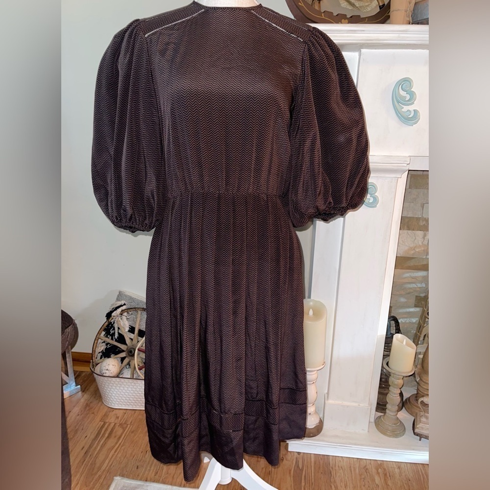 Albert Nipon vintage brown puffy sleeve dress with pockets!! 18 Pit to pit.